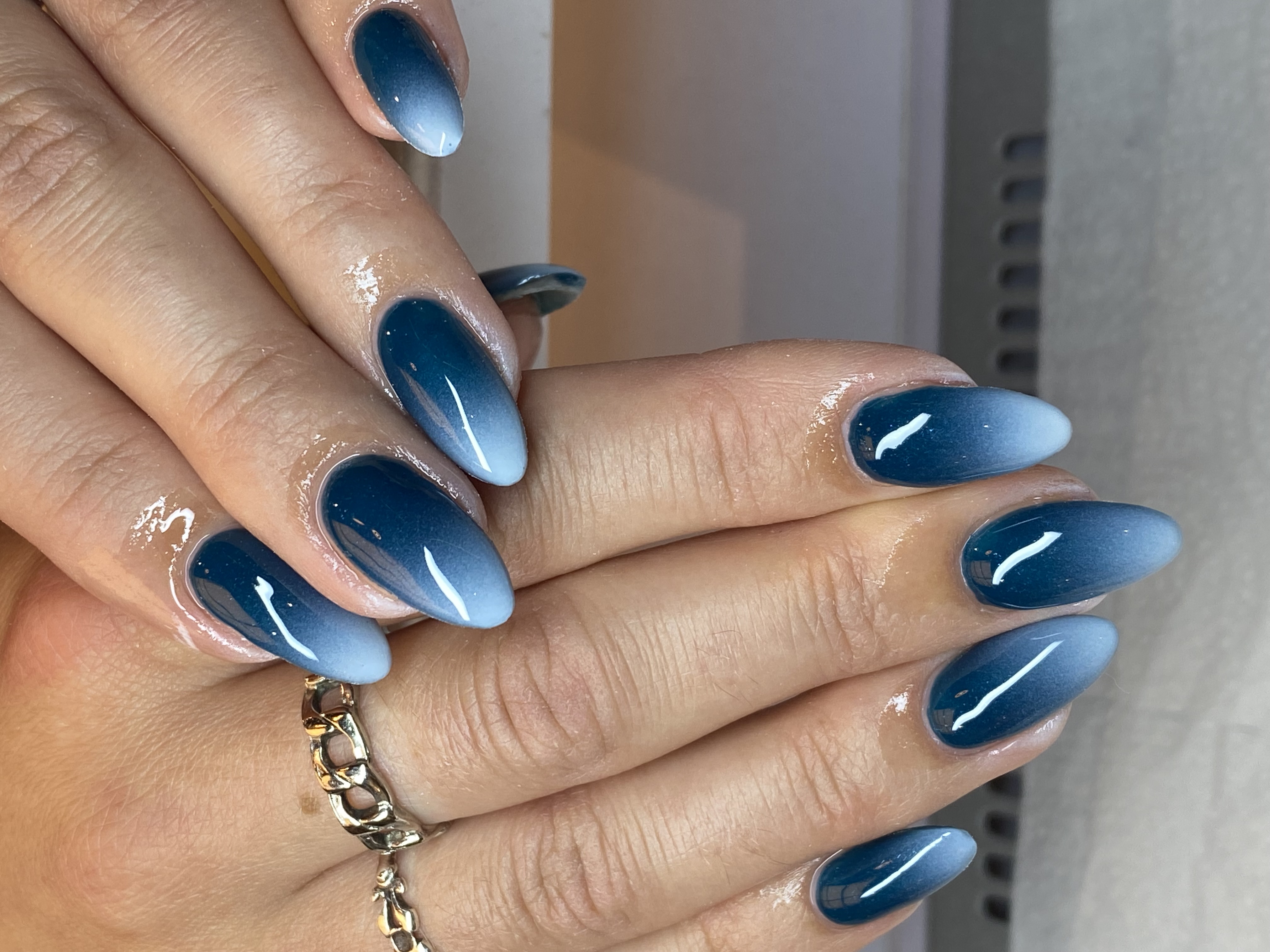 Pose d’ongles bleue réalisée chez Glam Nails Studio, onglerie à Nice
