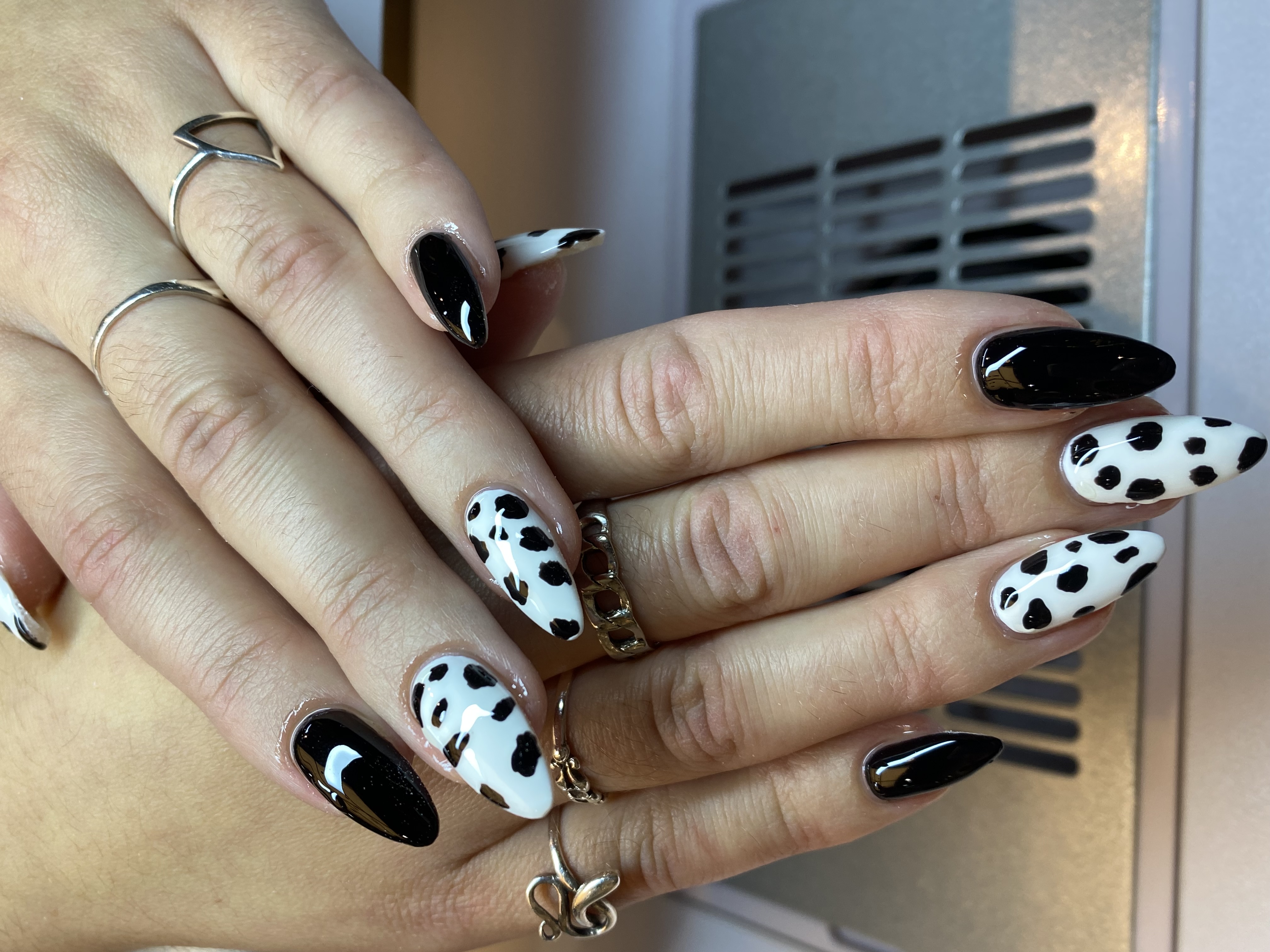 Nail art noir et blanc style dalmatien réalisé à Nice chez Glam Nails Studio