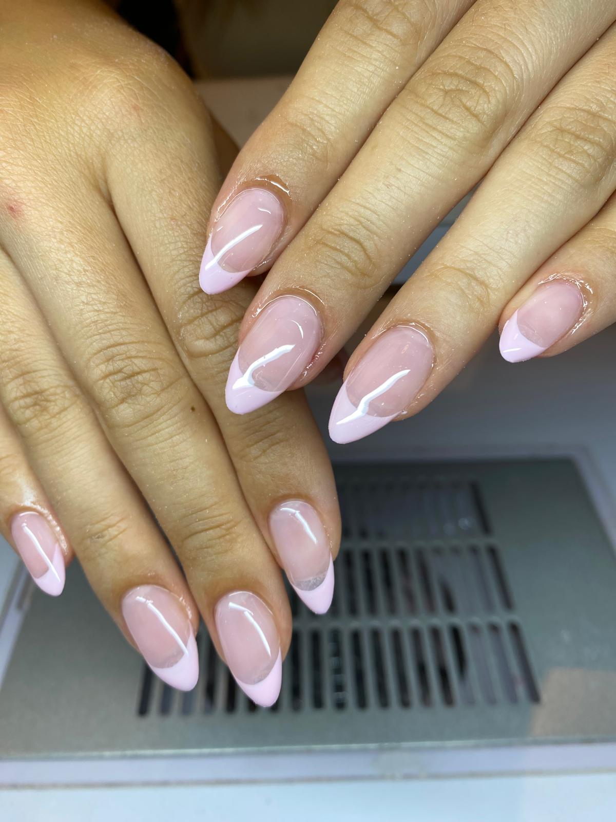 French rose élégante réalisée chez Glam Nails Studio à Nice