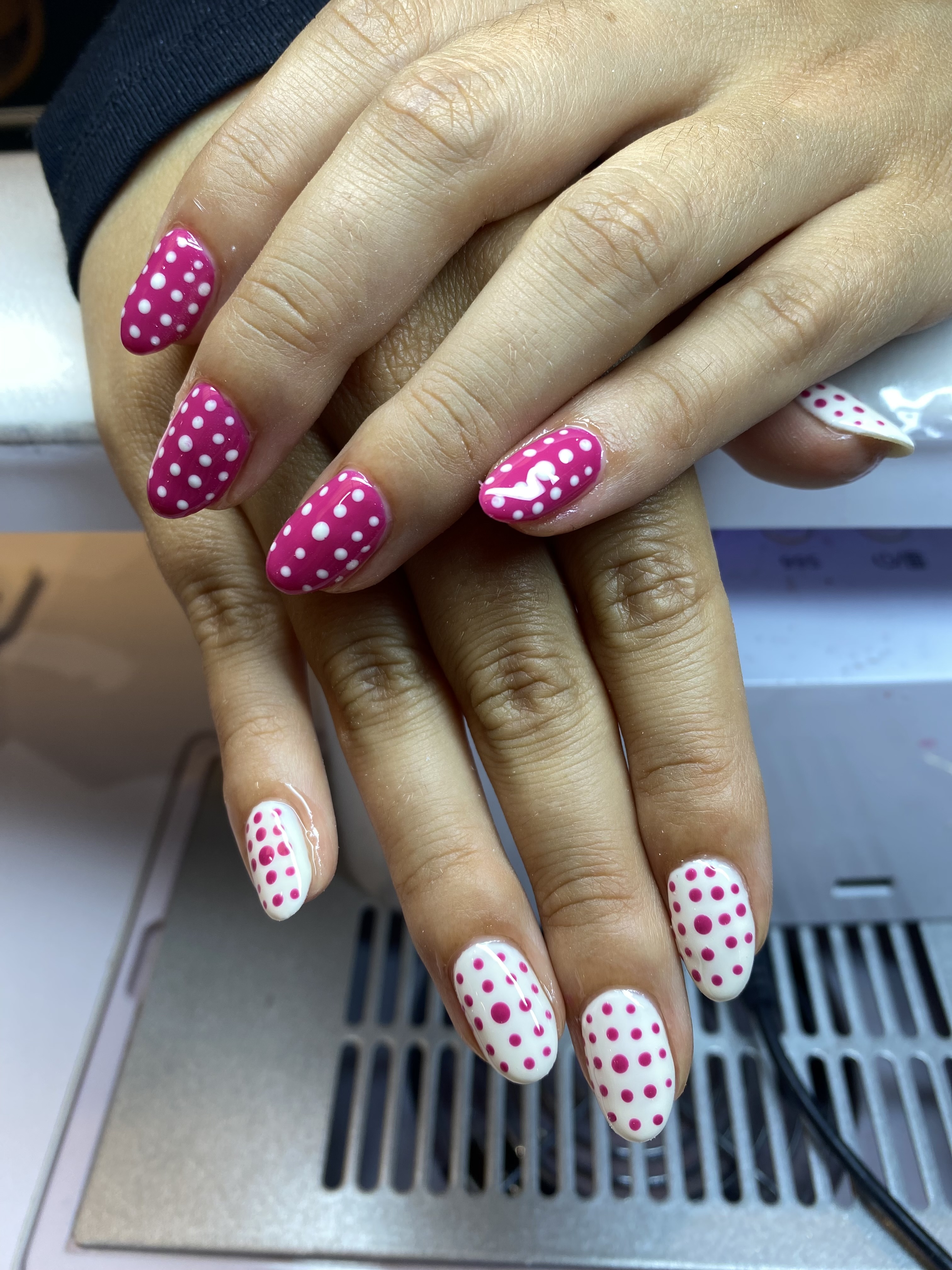 Nail art rose à pois réalisé chez Glam Nails Studio à Nice