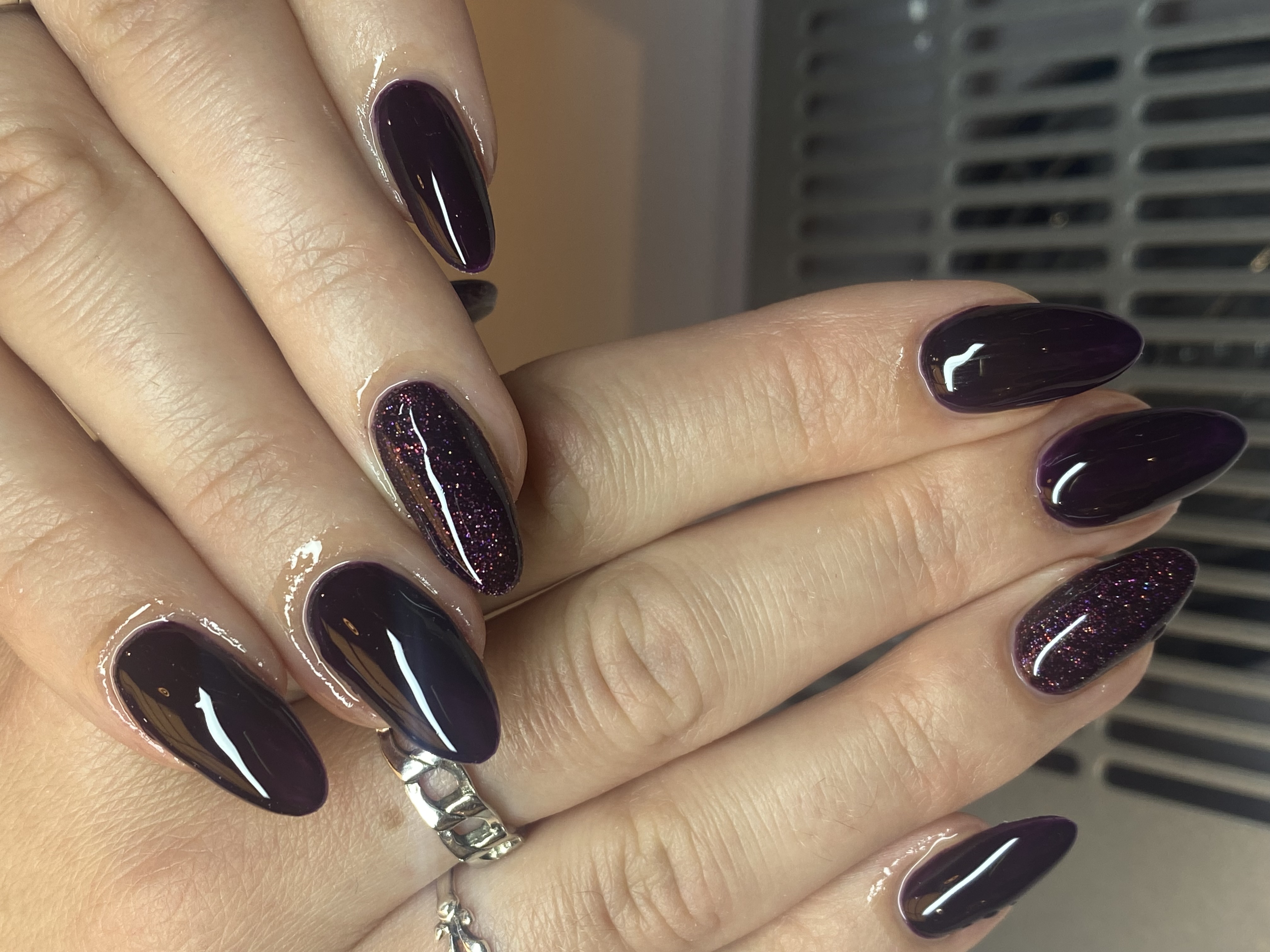 Manucure prune pailletée réalisée chez Glam Nails Studio à Nice